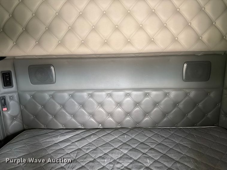 image for item YA2563 2018 Kenworth T680 semi truck