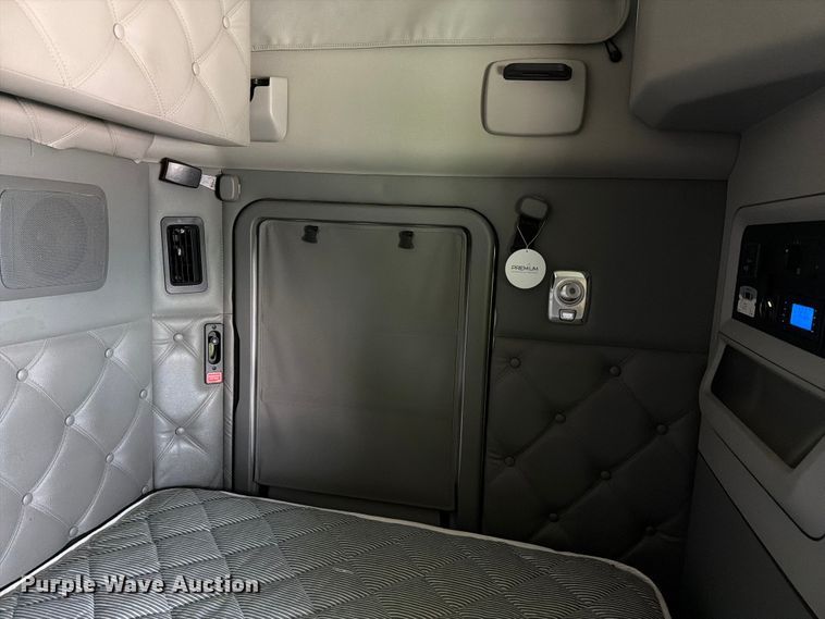 image for item YA2563 2018 Kenworth T680 semi truck