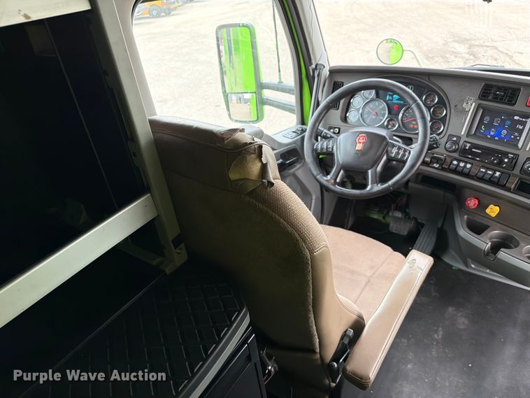 image for item YA2563 2018 Kenworth T680 semi truck