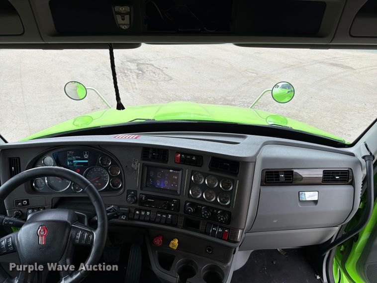 image for item YA2563 2018 Kenworth T680 semi truck
