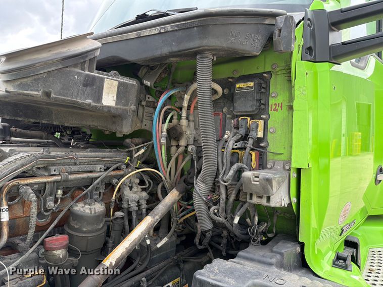 image for item YA2563 2018 Kenworth T680 semi truck