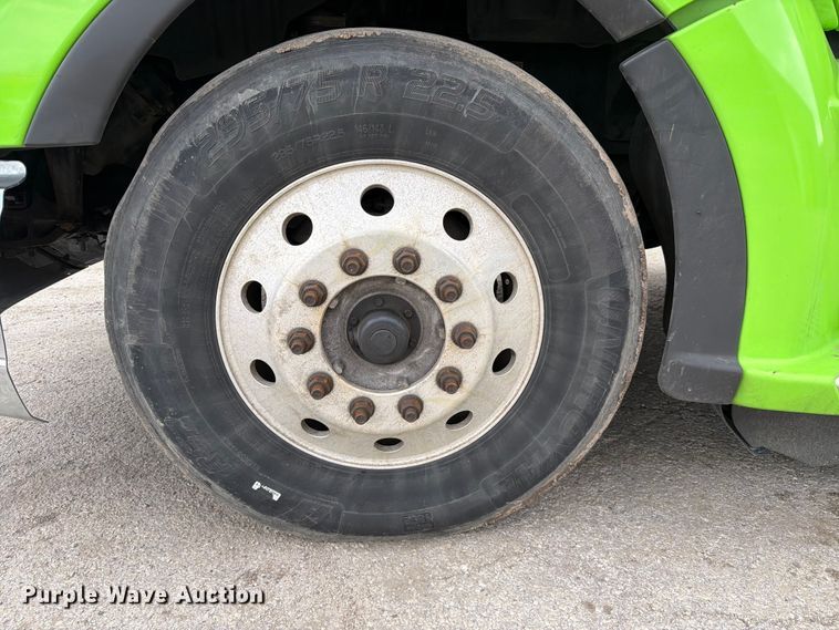 image for item YA2563 2018 Kenworth T680 semi truck