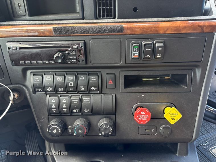 image for item YA2622 2020 International LT625 semi truck