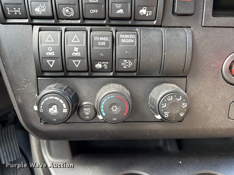 image for item YA2622 2020 International LT625 semi truck
