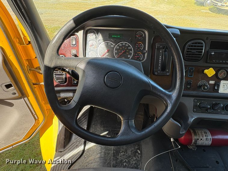 image for item YA2624 2018 Freightliner Business Class M2 box truck