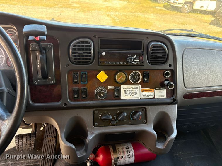 image for item YA2624 2018 Freightliner Business Class M2 box truck