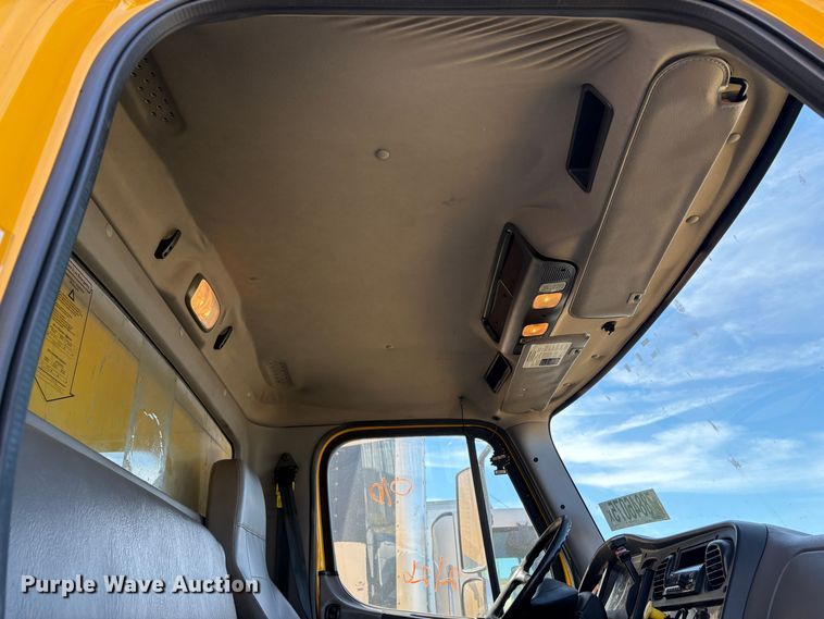 image for item YA2624 2018 Freightliner Business Class M2 box truck