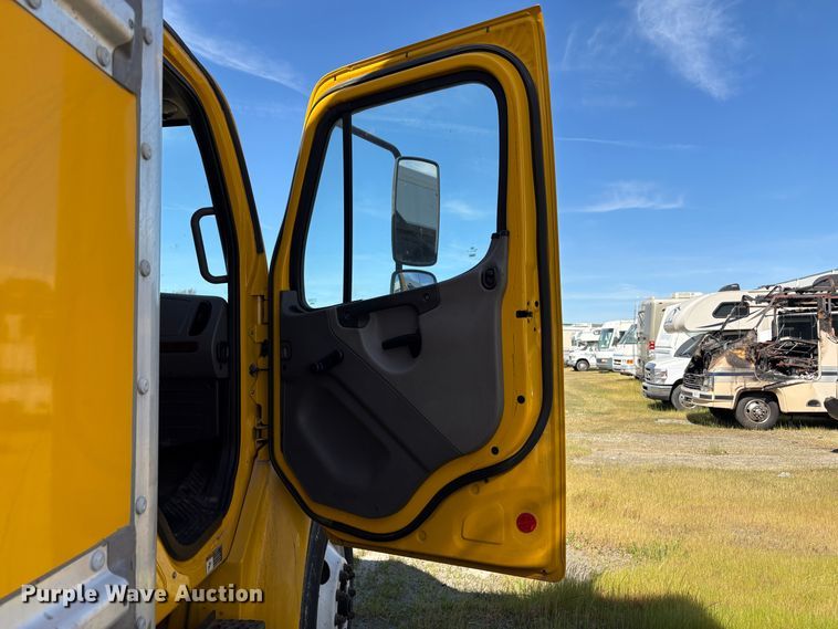 image for item YA2624 2018 Freightliner Business Class M2 box truck