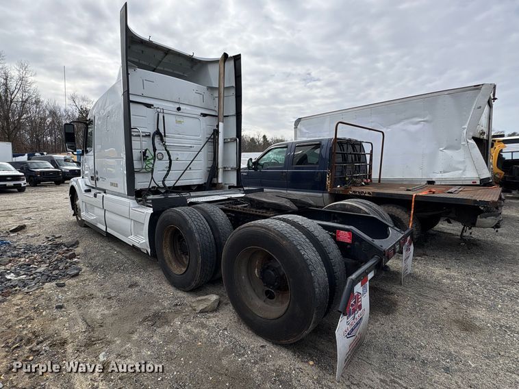 image for item YA2724 2018 Volvo VNL semi truck