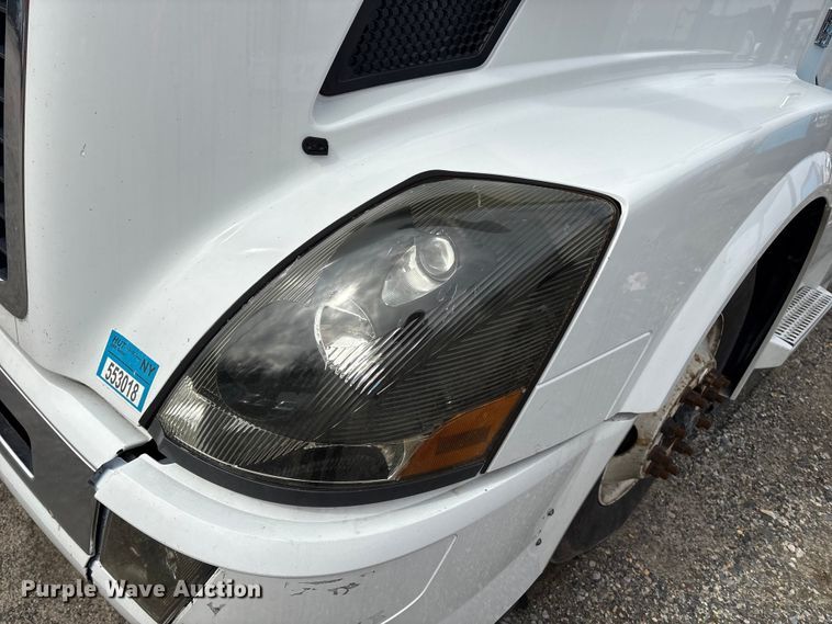 image for item YA2724 2018 Volvo VNL semi truck
