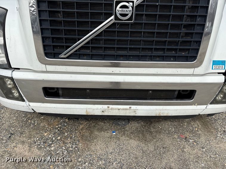 image for item YA2724 2018 Volvo VNL semi truck