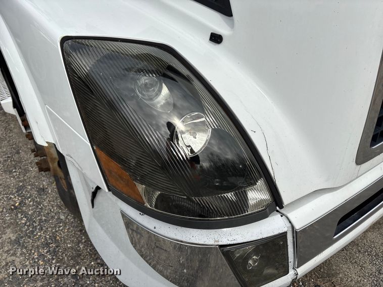 image for item YA2724 2018 Volvo VNL semi truck