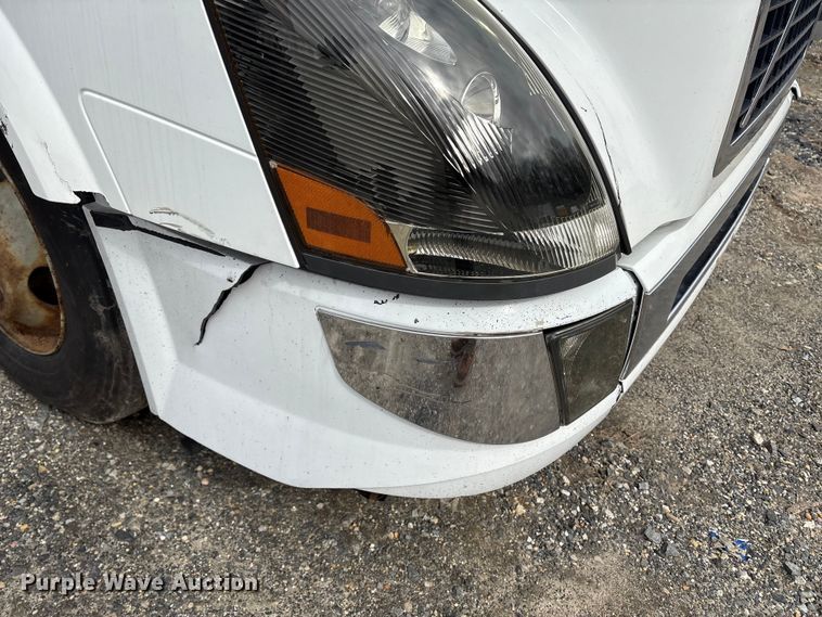 image for item YA2724 2018 Volvo VNL semi truck