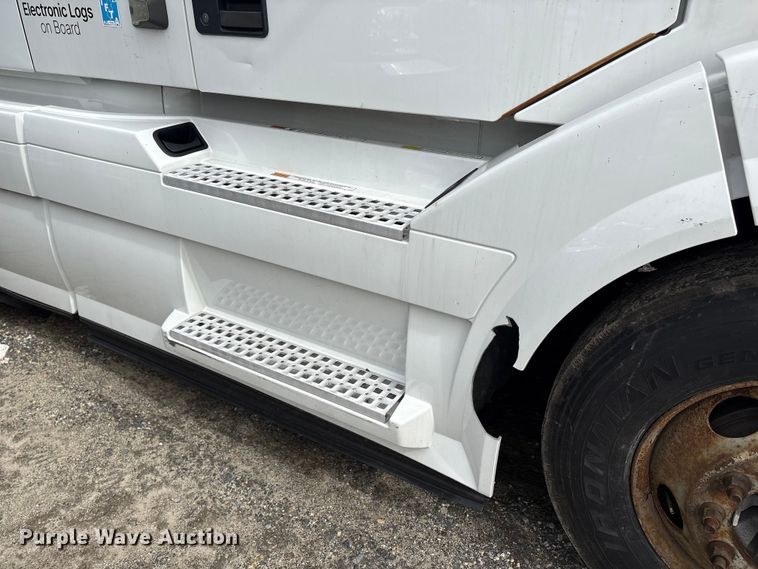 image for item YA2724 2018 Volvo VNL semi truck