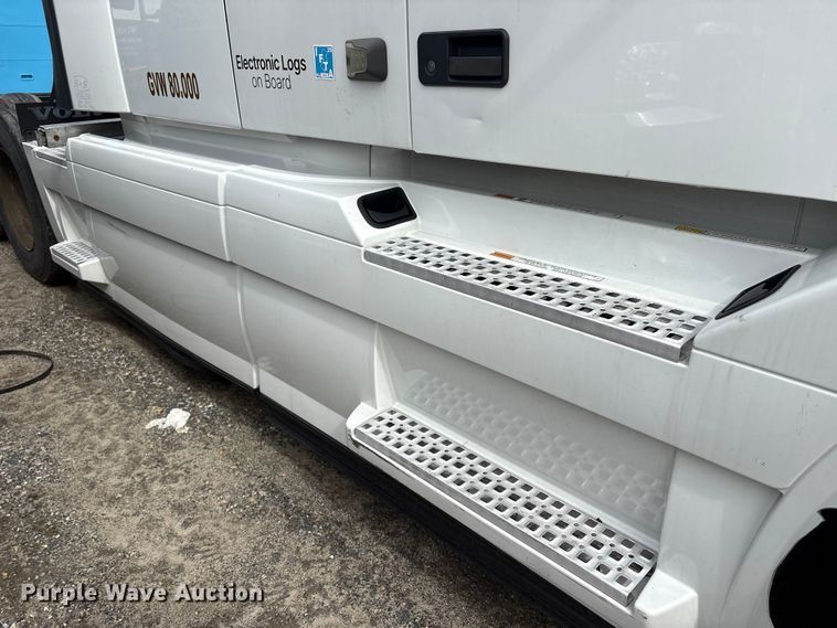 image for item YA2724 2018 Volvo VNL semi truck