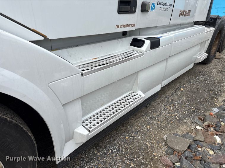 image for item YA2724 2018 Volvo VNL semi truck