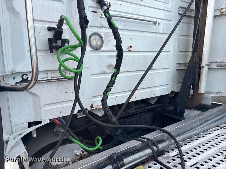 image for item YA2724 2018 Volvo VNL semi truck