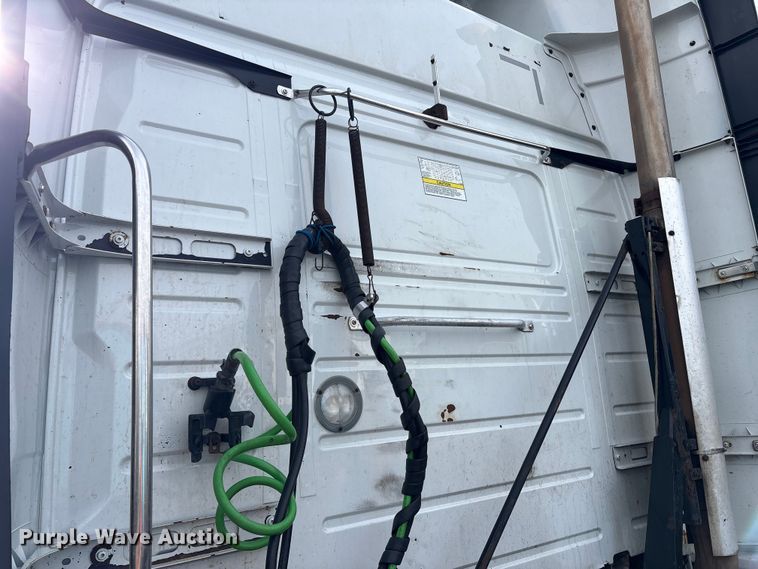 image for item YA2724 2018 Volvo VNL semi truck