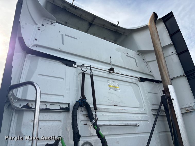 image for item YA2724 2018 Volvo VNL semi truck