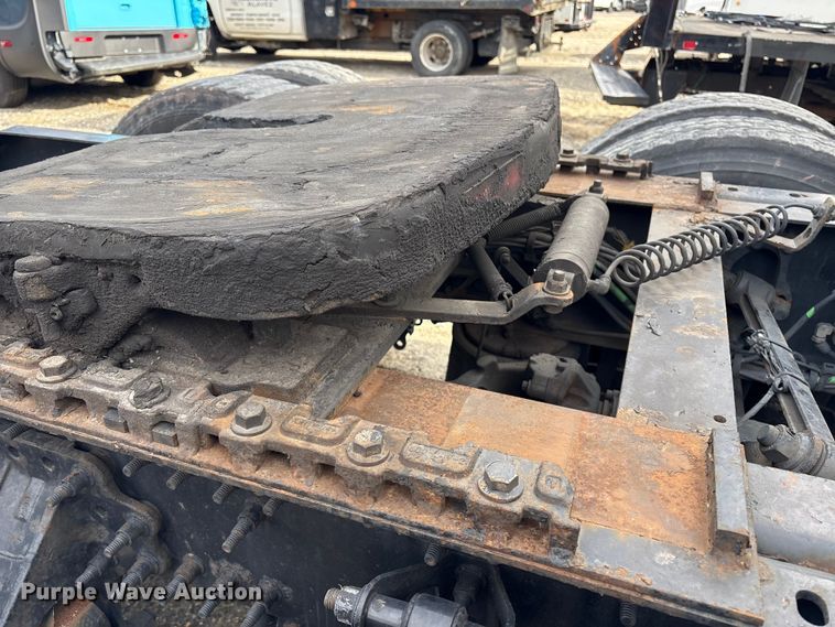 image for item YA2724 2018 Volvo VNL semi truck