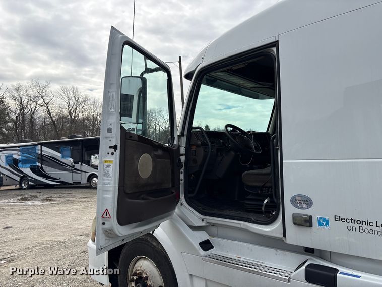 image for item YA2724 2018 Volvo VNL semi truck