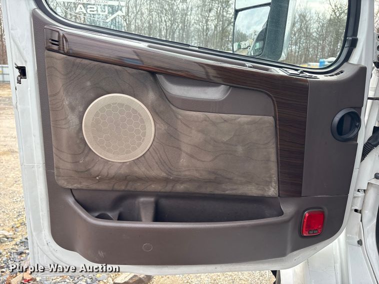 image for item YA2724 2018 Volvo VNL semi truck