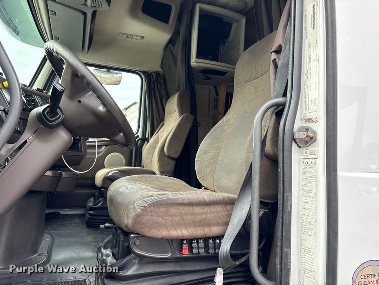 image for item YA2724 2018 Volvo VNL semi truck