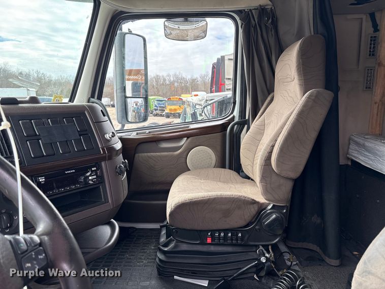 image for item YA2724 2018 Volvo VNL semi truck