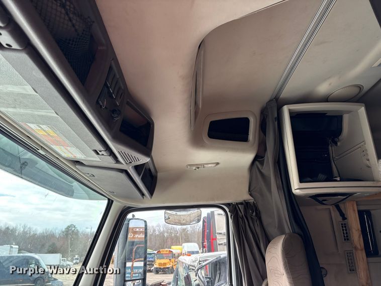 image for item YA2724 2018 Volvo VNL semi truck
