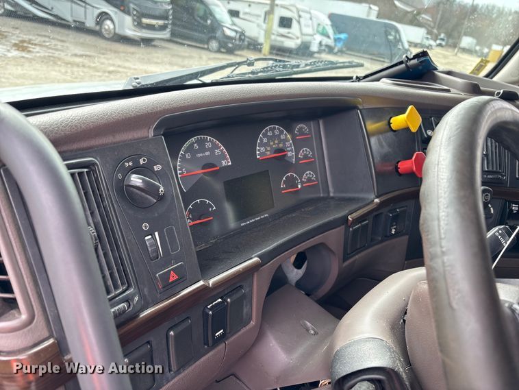 image for item YA2724 2018 Volvo VNL semi truck
