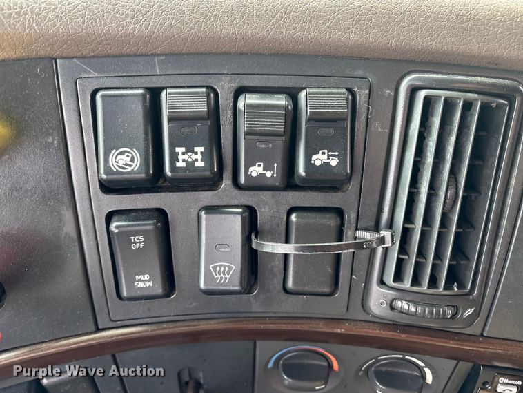 image for item YA2724 2018 Volvo VNL semi truck