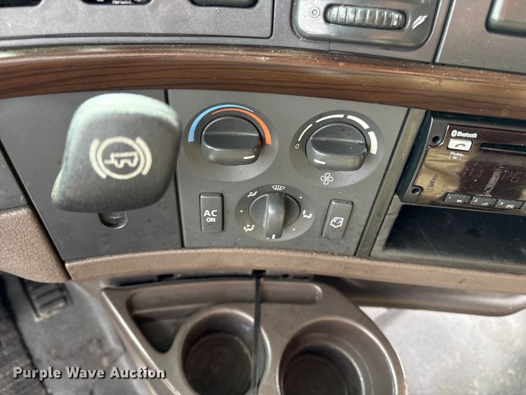 image for item YA2724 2018 Volvo VNL semi truck