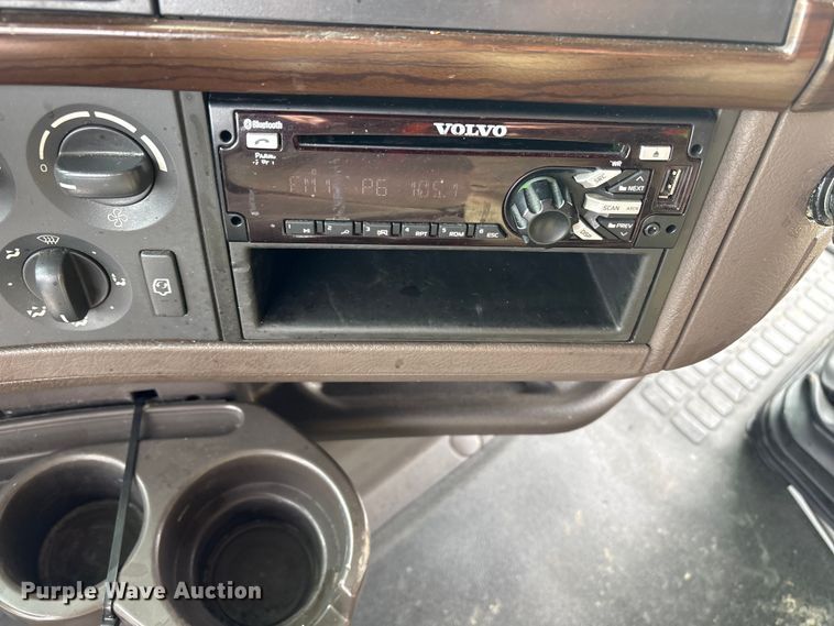 image for item YA2724 2018 Volvo VNL semi truck