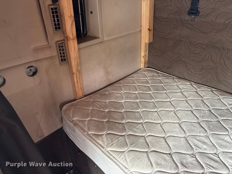 image for item YA2724 2018 Volvo VNL semi truck