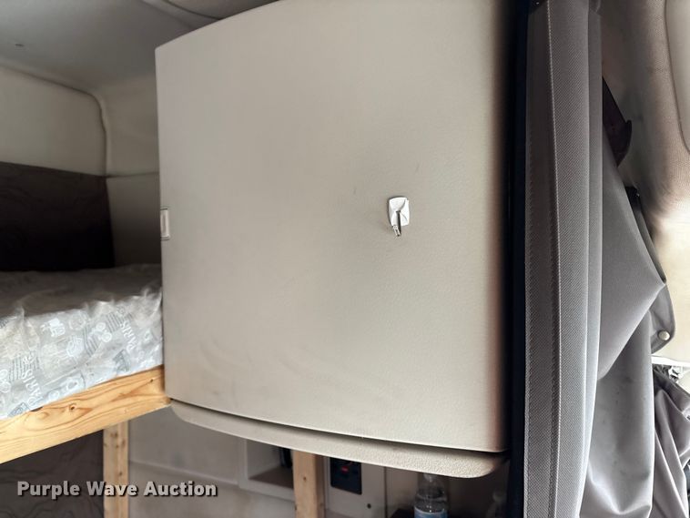 image for item YA2724 2018 Volvo VNL semi truck