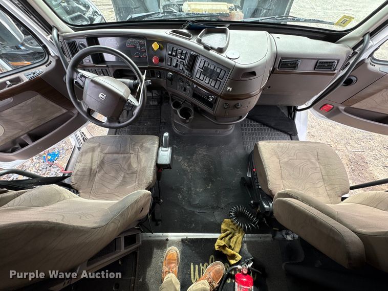 image for item YA2724 2018 Volvo VNL semi truck