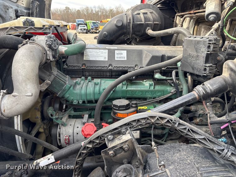image for item YA2724 2018 Volvo VNL semi truck