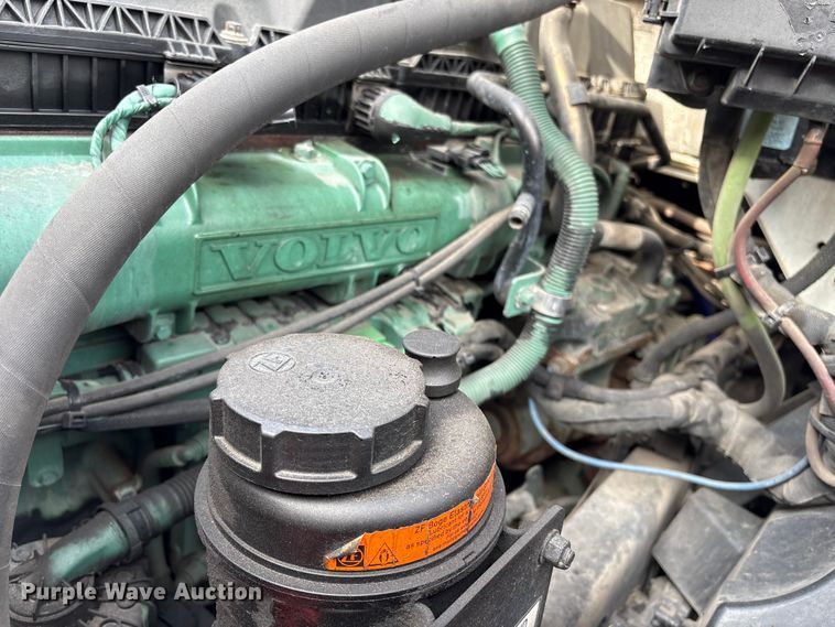 image for item YA2724 2018 Volvo VNL semi truck