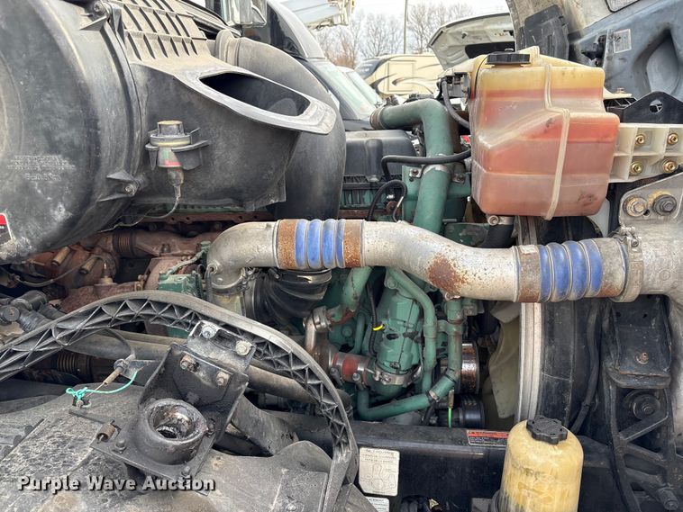 image for item YA2724 2018 Volvo VNL semi truck