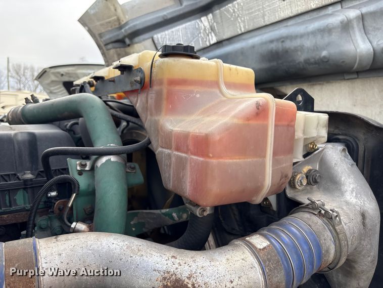 image for item YA2724 2018 Volvo VNL semi truck