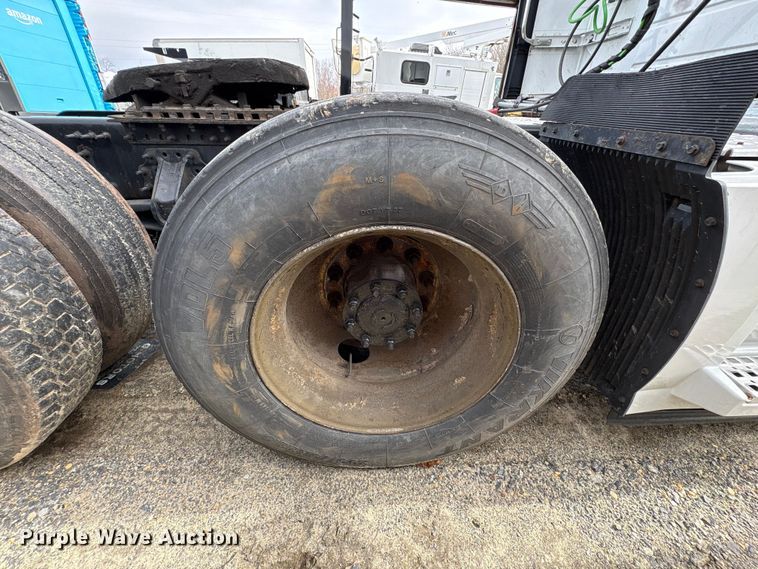 image for item YA2724 2018 Volvo VNL semi truck