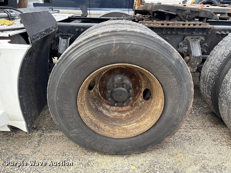 image for item YA2724 2018 Volvo VNL semi truck
