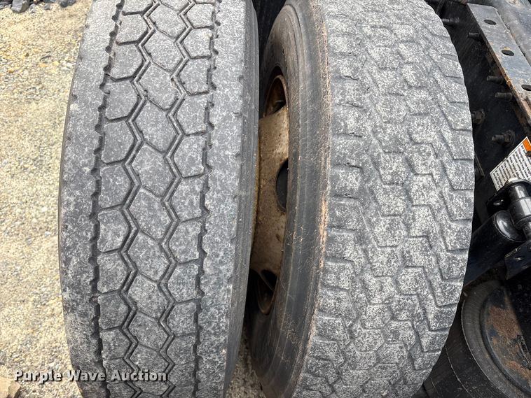 image for item YA2724 2018 Volvo VNL semi truck