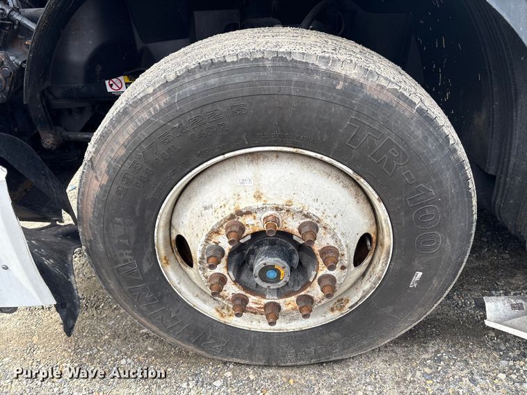 image for item YA2724 2018 Volvo VNL semi truck