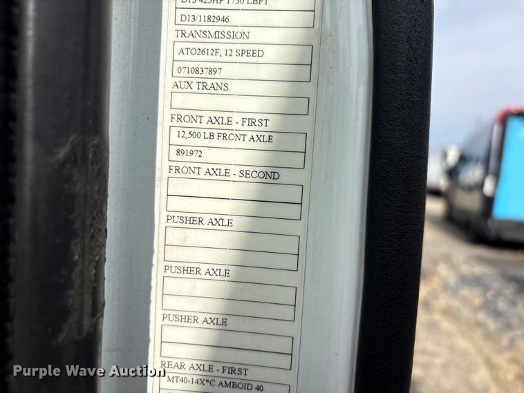 image for item YA2724 2018 Volvo VNL semi truck