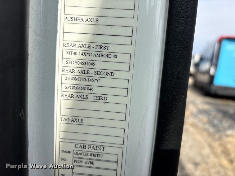 image for item YA2724 2018 Volvo VNL semi truck