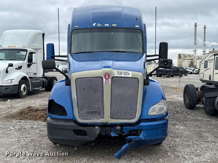 image for item YA2740 2017 Kenworth T680 semi truck