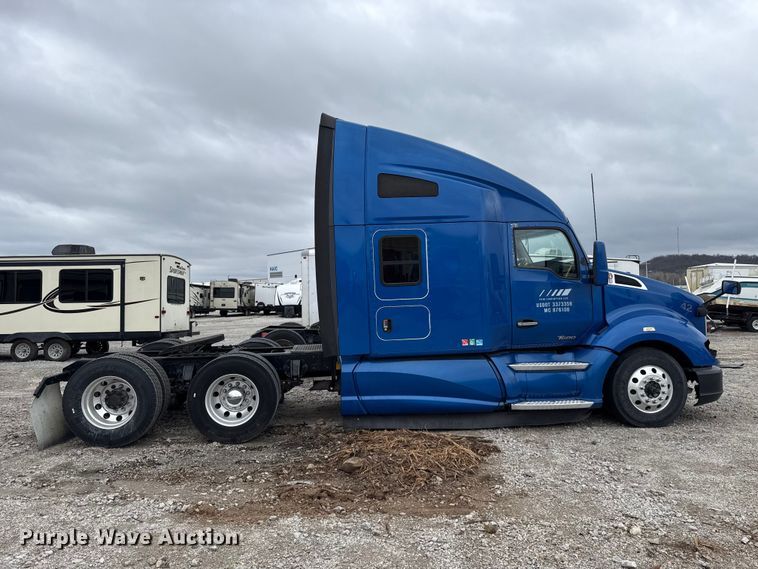 image for item YA2740 2017 Kenworth T680 semi truck