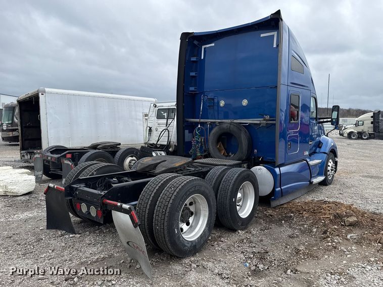 image for item YA2740 2017 Kenworth T680 semi truck