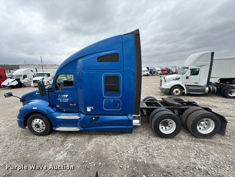 image for item YA2740 2017 Kenworth T680 semi truck